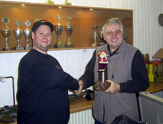 Andre Meier (links) hat den Pokal dieses Jahr gewonnen.